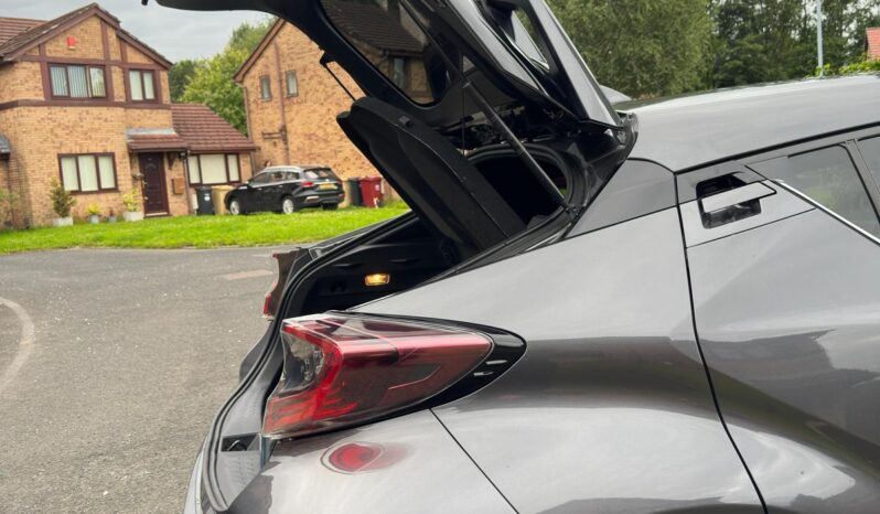 
								Toyota C-HR Grey full									