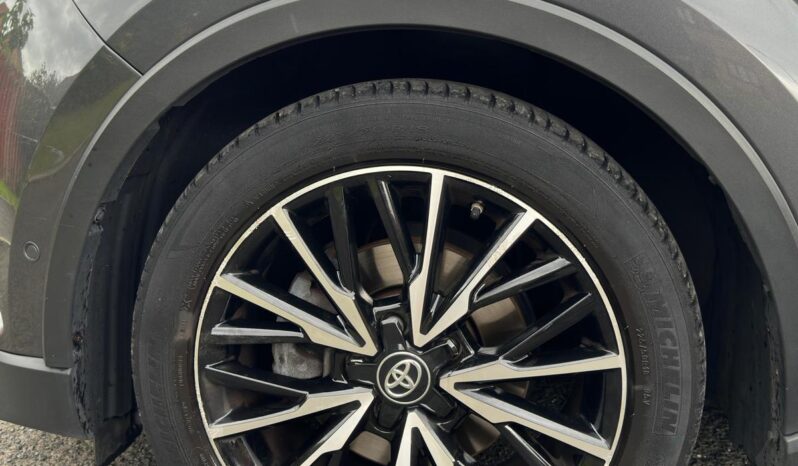 
								Toyota C-HR Grey full									