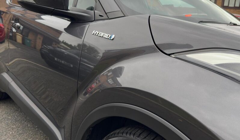 
								Toyota C-HR Grey full									