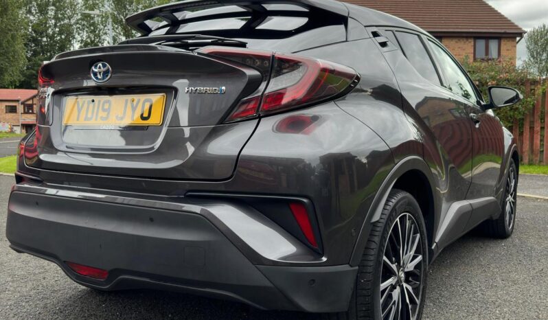 
								Toyota C-HR Grey full									