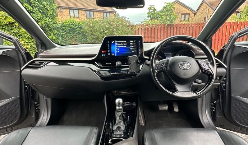 
								Toyota C-HR Grey full									